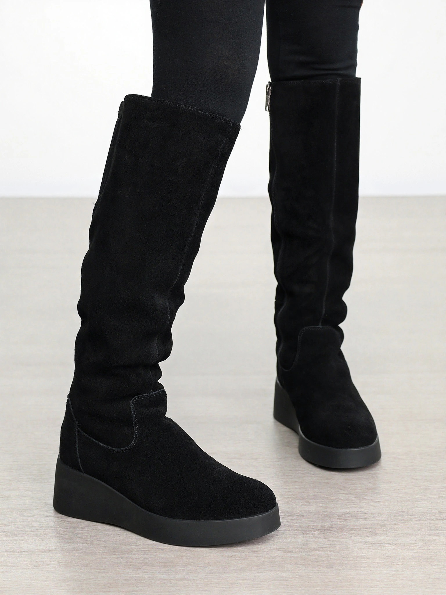 Сапоги черного цвета из натуральной замши на высокой платформе